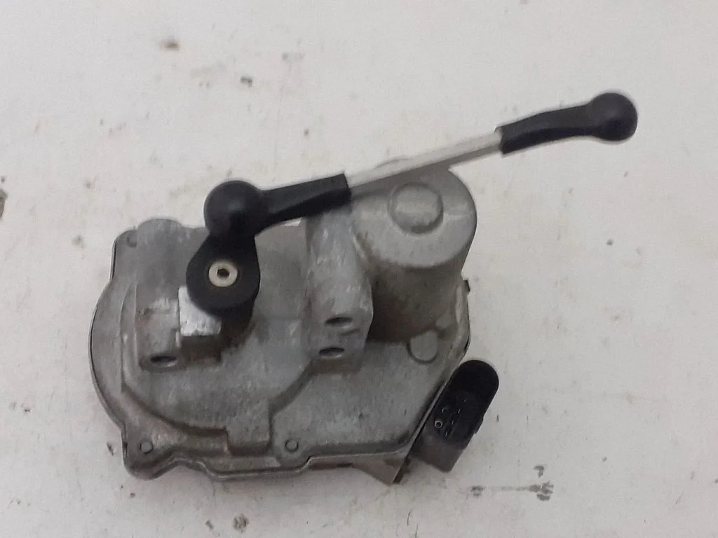 Ieplūdes kolektora vārsta motoriņš 1045475S01