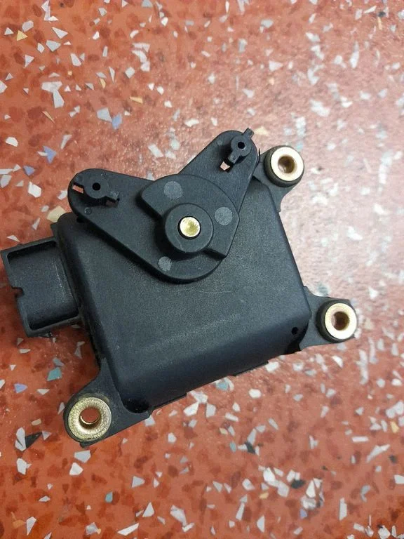 Intake manifold valve actuator/motor – Volkswagen Passat B5.5 (2001-2005)