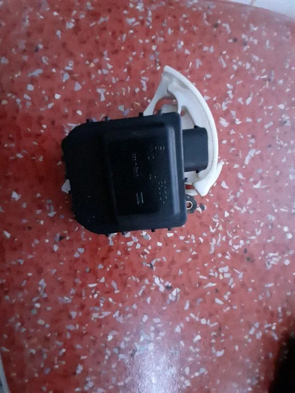 Ieplūdes kolektora vārsta motoriņš