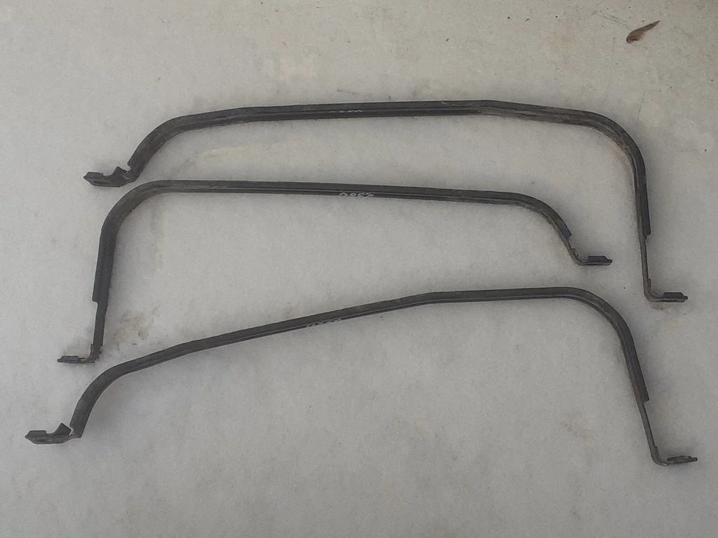 Fuel tank mounting bracket 7H0201651B
