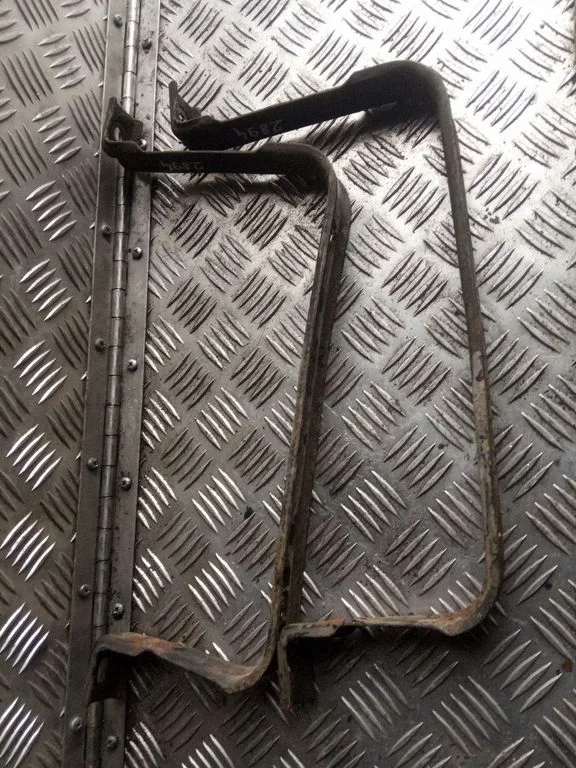 Fuel tank mounting bracket
