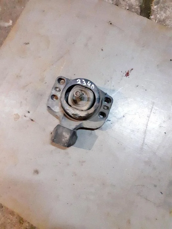 Engine mount bracket – right