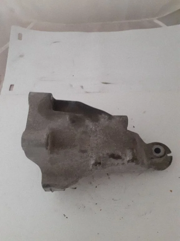Engine mounting bracket – Mercedes-Benz Sprinter W906 (2006-2018)