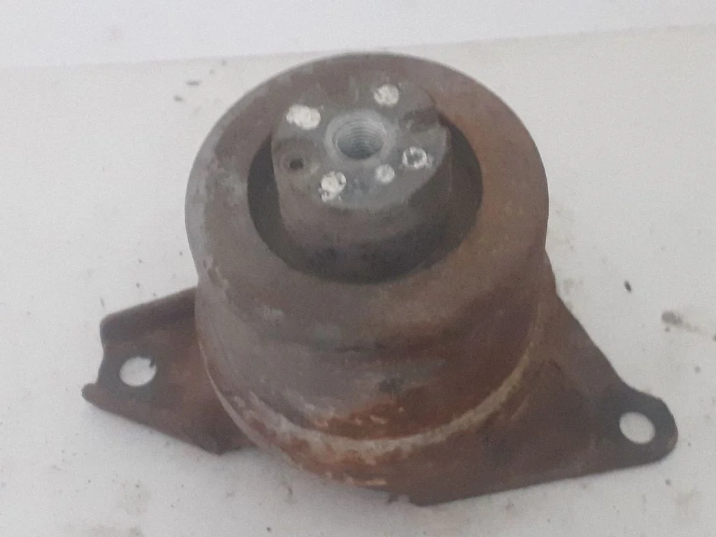 Engine mount bracket 7H0199256F