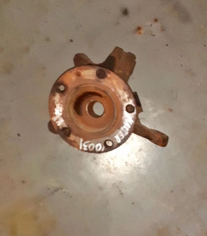 Front wheel hub – left