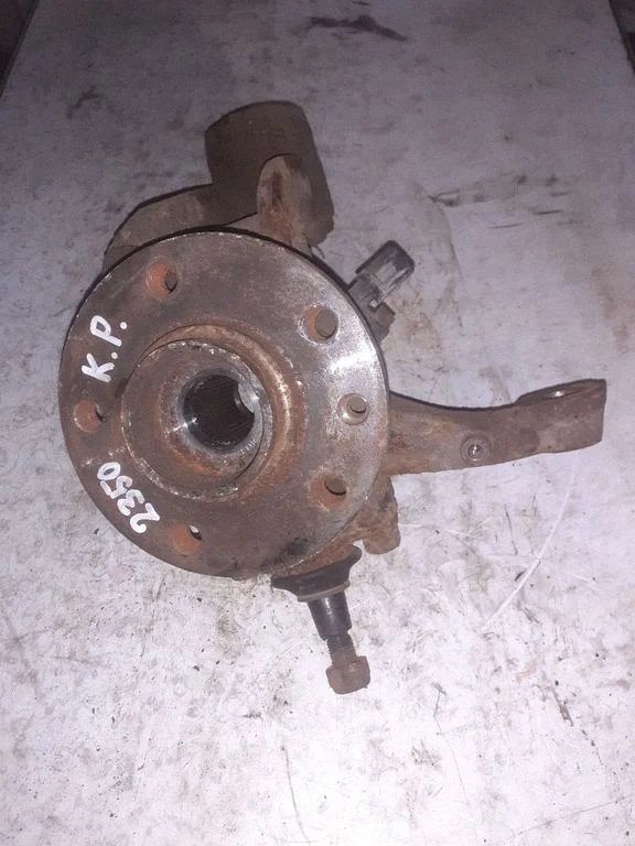 Front wheel hub 7H02570
