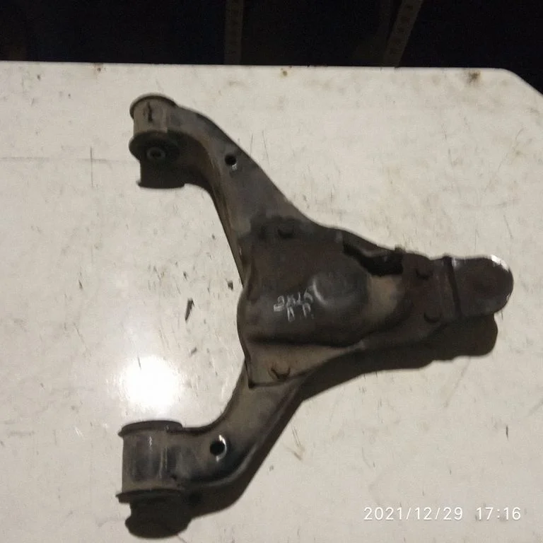Front lower control arm/wishbone – right