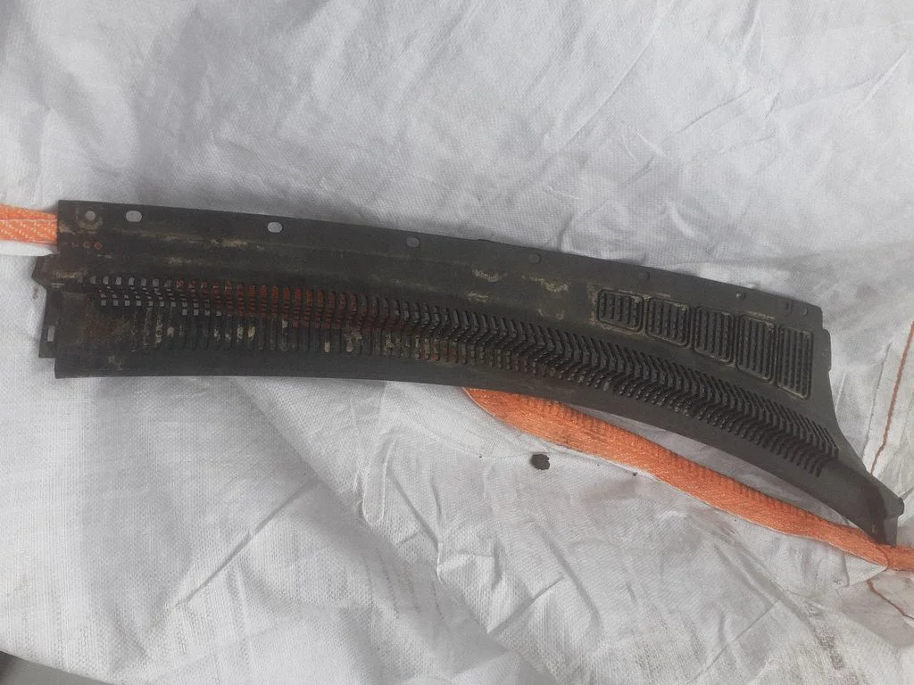 Podszybie (osłona wycieraczek) 861604D000