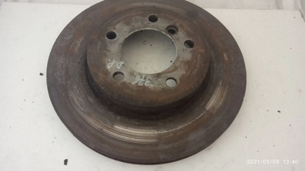Front brake disc – right