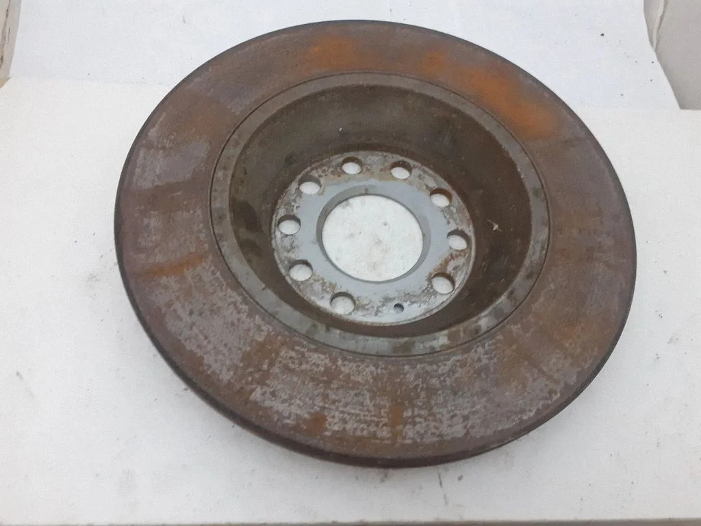 Aizmugurējais bremžu disks – kreisā