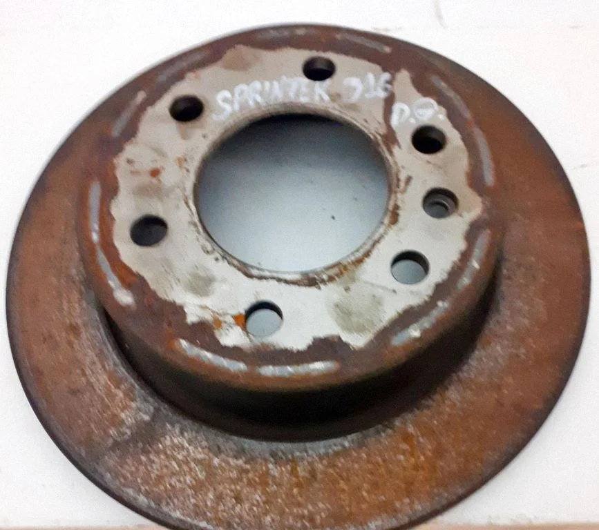 Aizmugurējais bremžu disks – labā