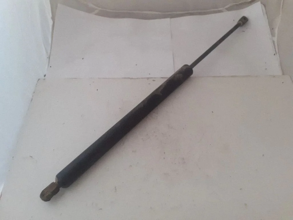 Aizmugurējā vāka amortizators 7M0827550G