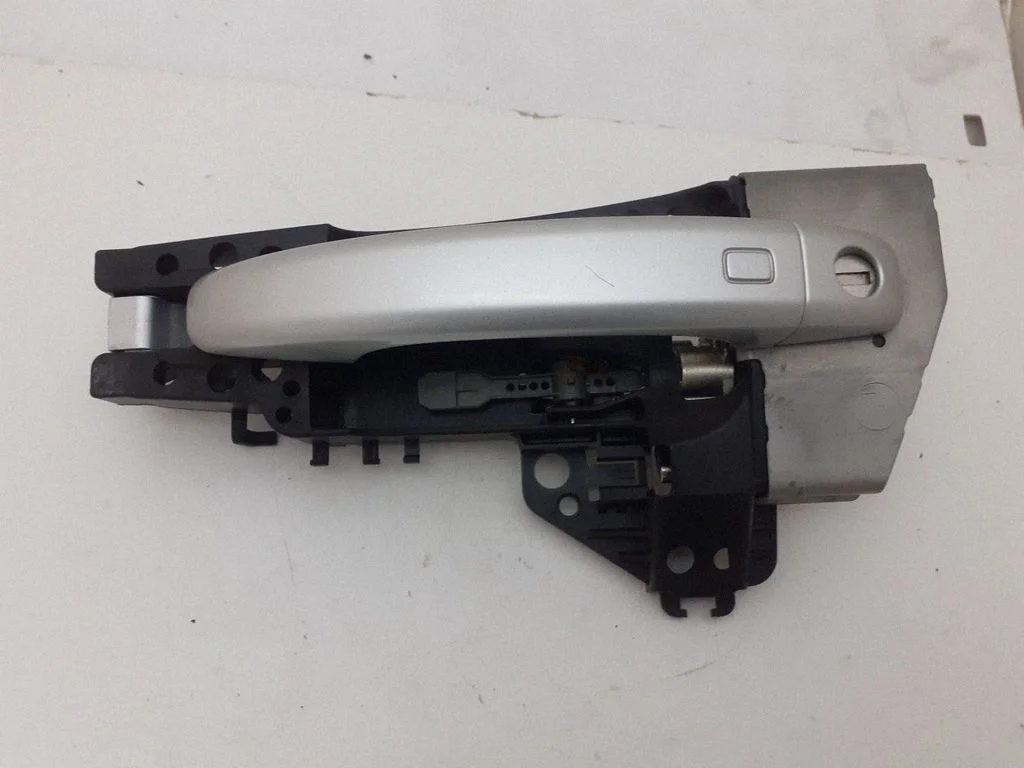 Esiukse välimine käepide 8T1837885A