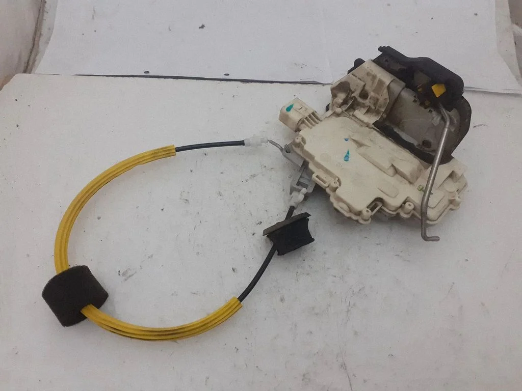 Aizmugurējo durvju slēdzene 4F0839016