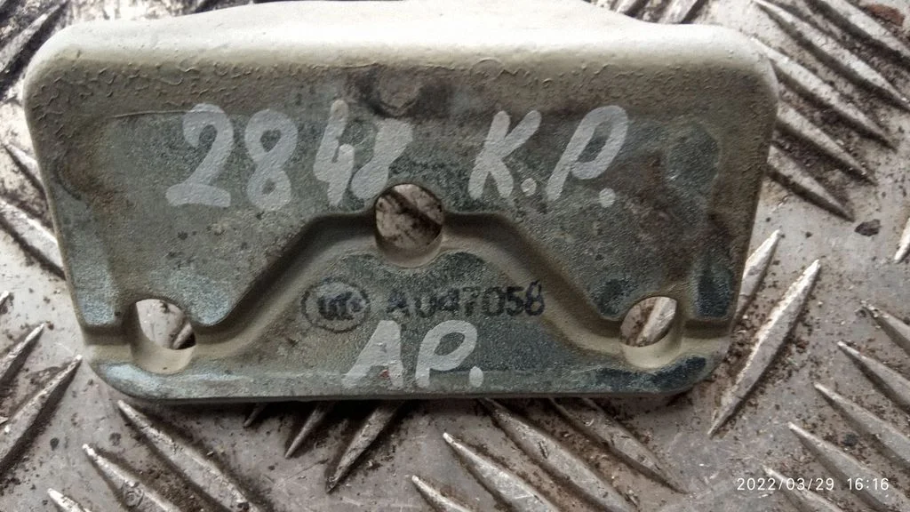 Front door upper hinge A047058