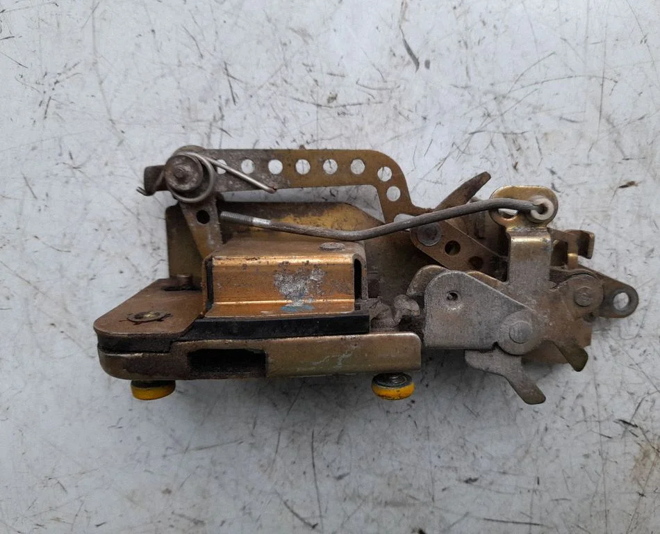 Coupe door lock (next to the handle) – Volkswagen Transporter - Caravelle T4 (1991-2003)