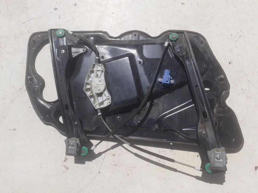 Priekšējā el. loga pacēlāja mehānisma komplekts – Volkswagen Passat B6 (2005-2010)