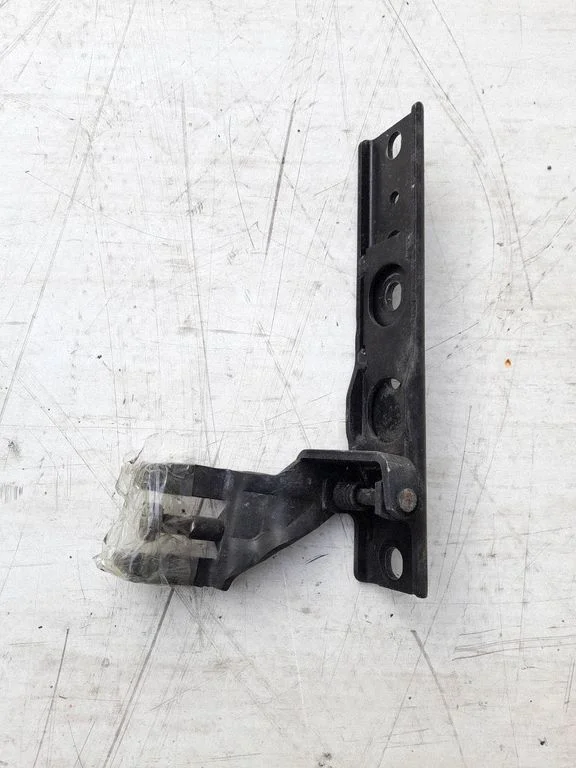 Sliding door upper roller guide/hinge LC62732B0D – Mazda MPV II LW (1999-2007)