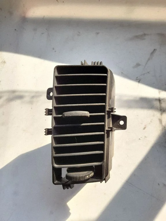 Dashboard air vent grill cover trim A9068300154