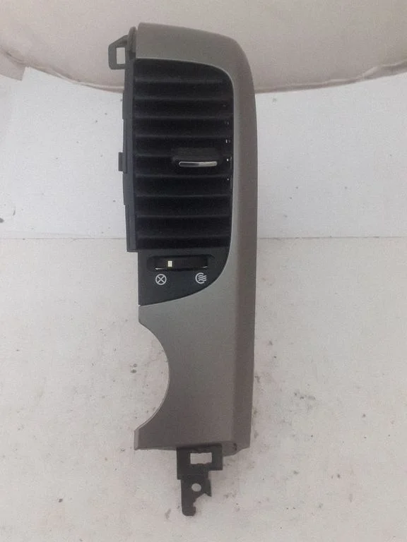 Kratka nawiewu szyby X4D97440000