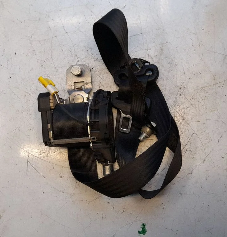 Front seatbelt 33017280A1