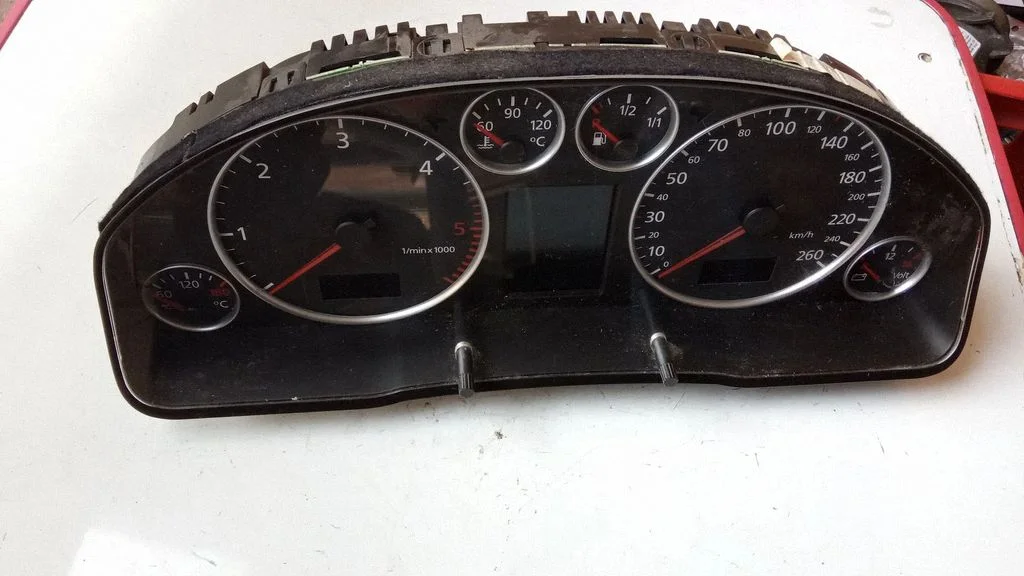Spidometrs (instrumentu panelis) – Audi A6 Allroad C5 (1999-2005)