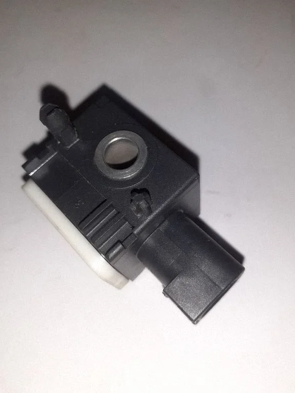 Airbag deployment crash/impact sensor – KIA Carens II (2007-2012)
