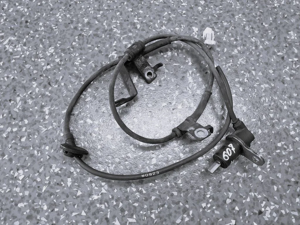 ABS rear brake sensor LC704372Y – Mazda MPV II LW (1999-2007)