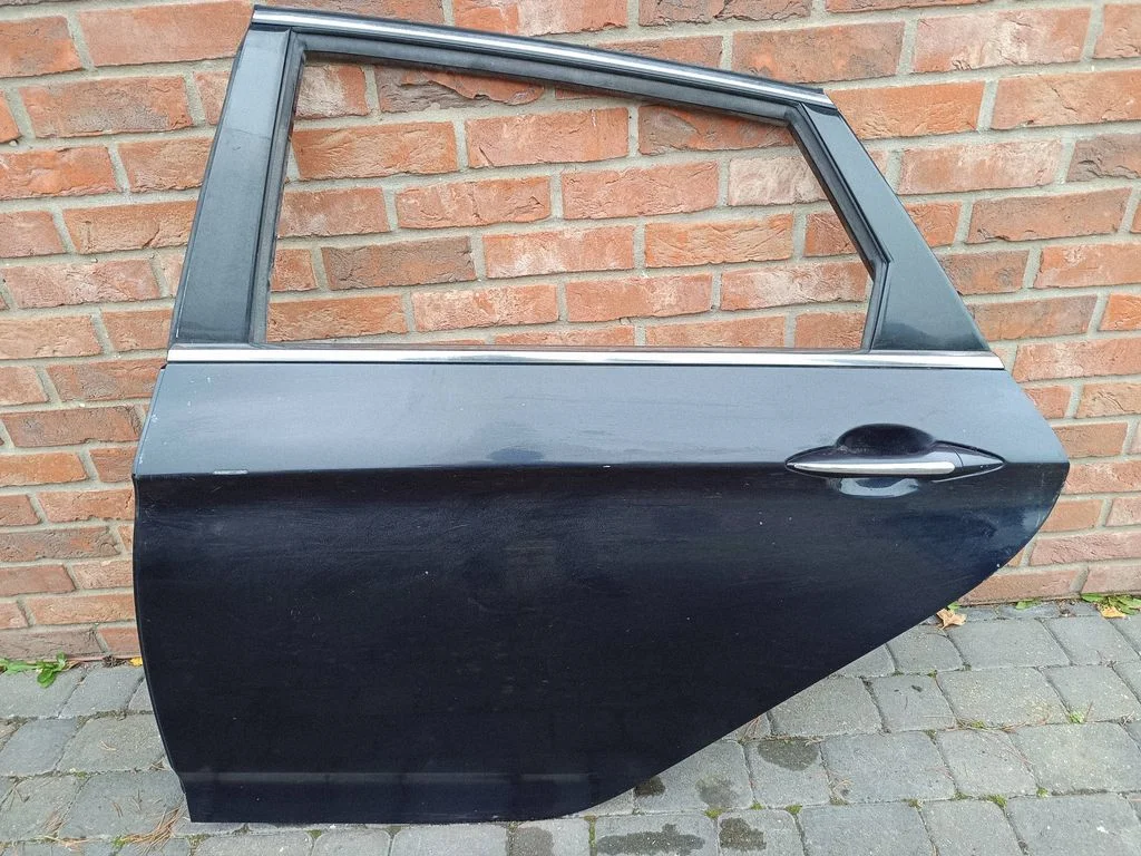 Aizmugurējās durvis – aizmugurējā kreisā