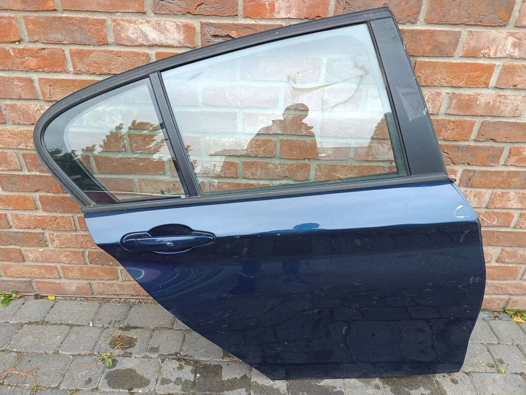 Rear door – rear right