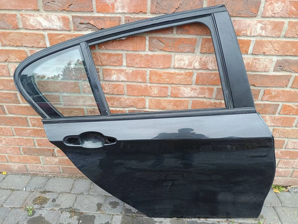 Rear door – rear right