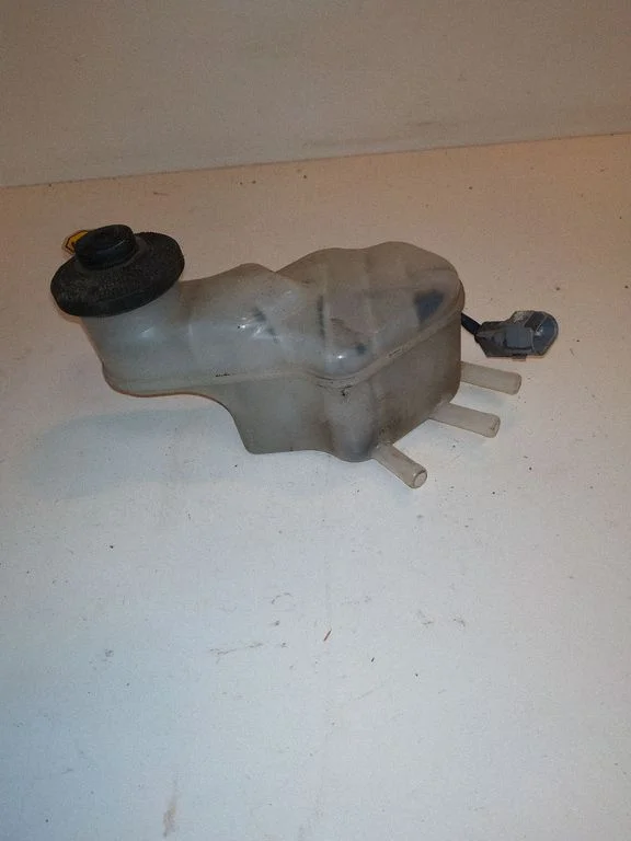 Brake fluid reservoir – Toyota Avensis Verso (2001-2009)