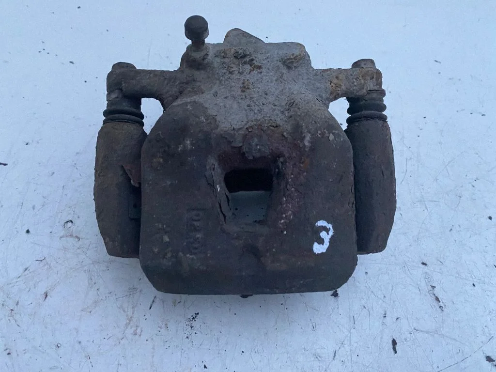 Front brake caliper – left
