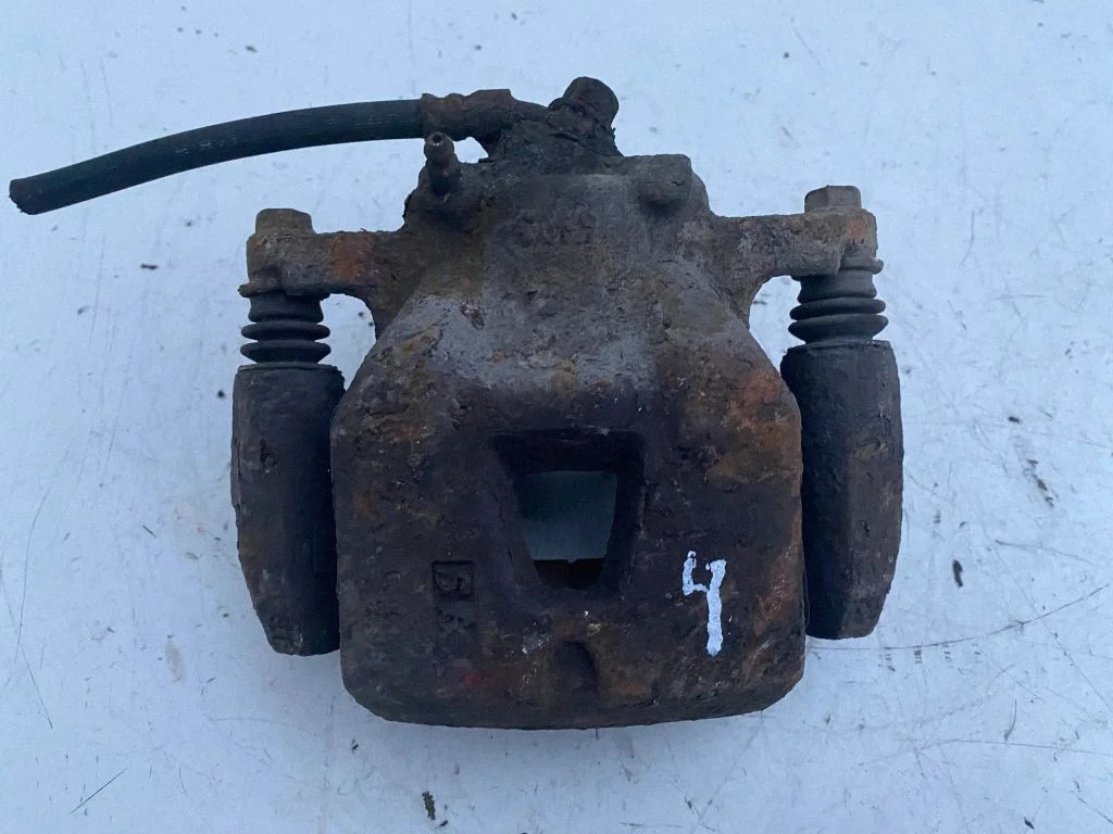Front brake caliper – left