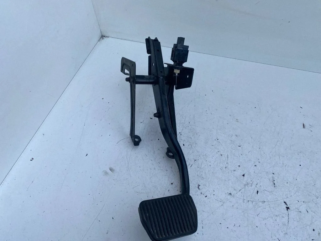 Brake pedal – Volvo V70 (2000-2004)