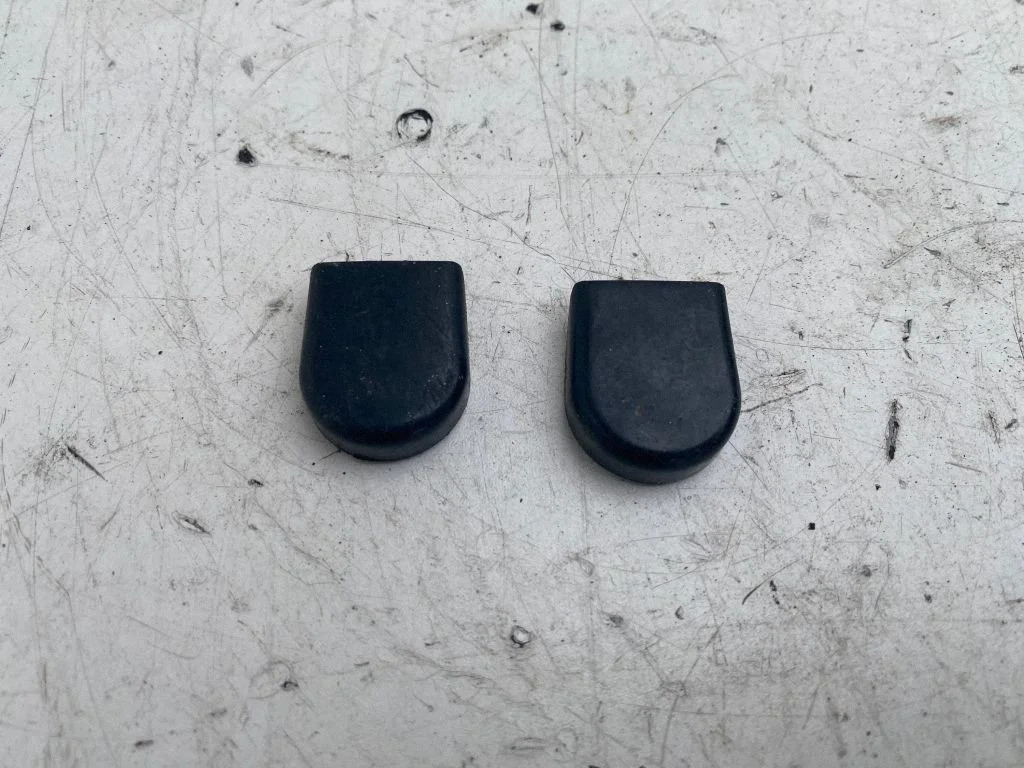 Front wiper blade arm