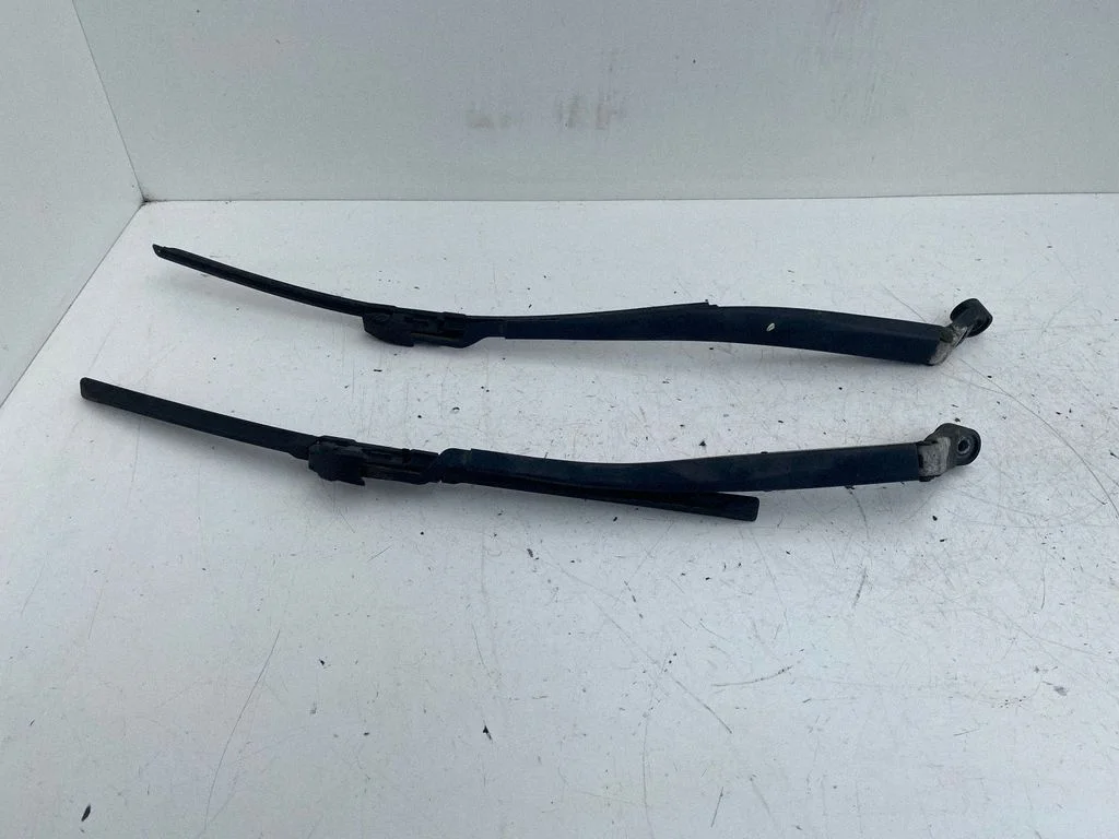 Front wiper blade arm