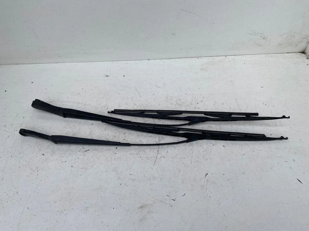 Front wiper blade arm