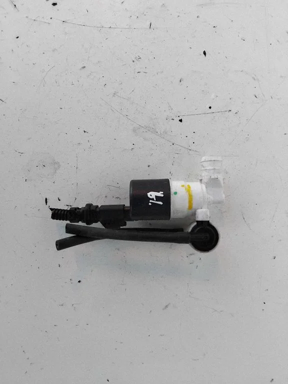 Windscreen/windshield washer pump – Peugeot 308 (2013-2021)