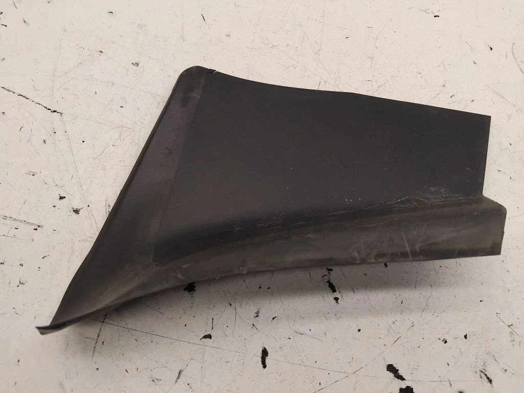Rear/tail light trim molding 4G8945256
