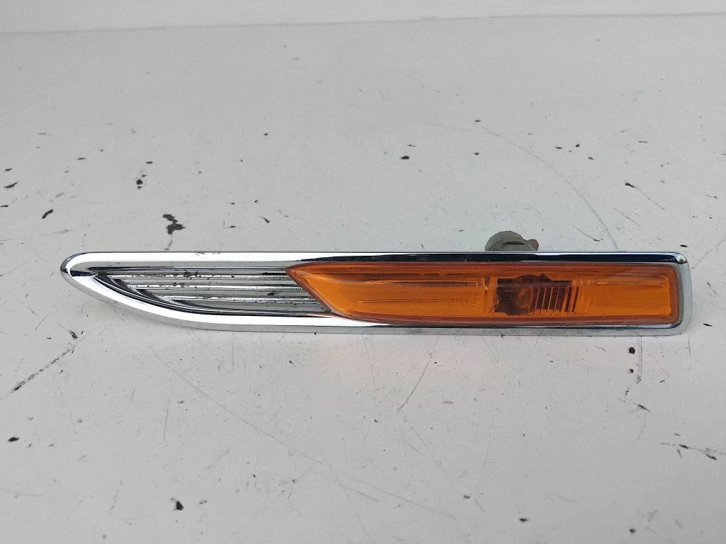 Spārna pagrieziena lukturis 7S7113K354BD