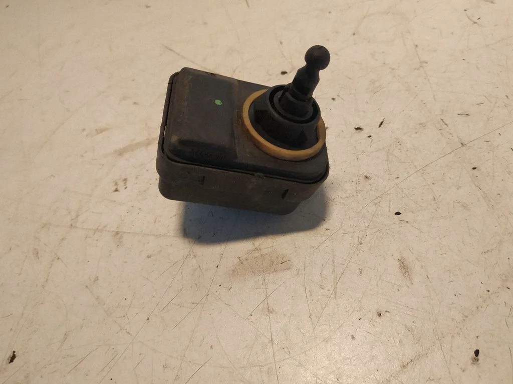 Headlight level adjustment motor