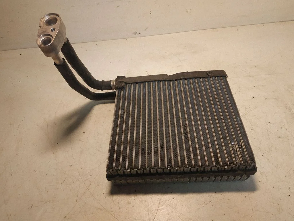 Gaisa kondicioniera radiators (salonā)