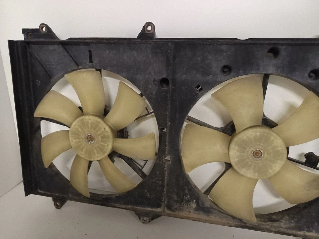 Radiator cooling fan shroud