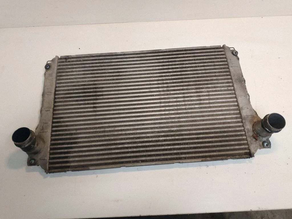 Vahejahuti radiaator