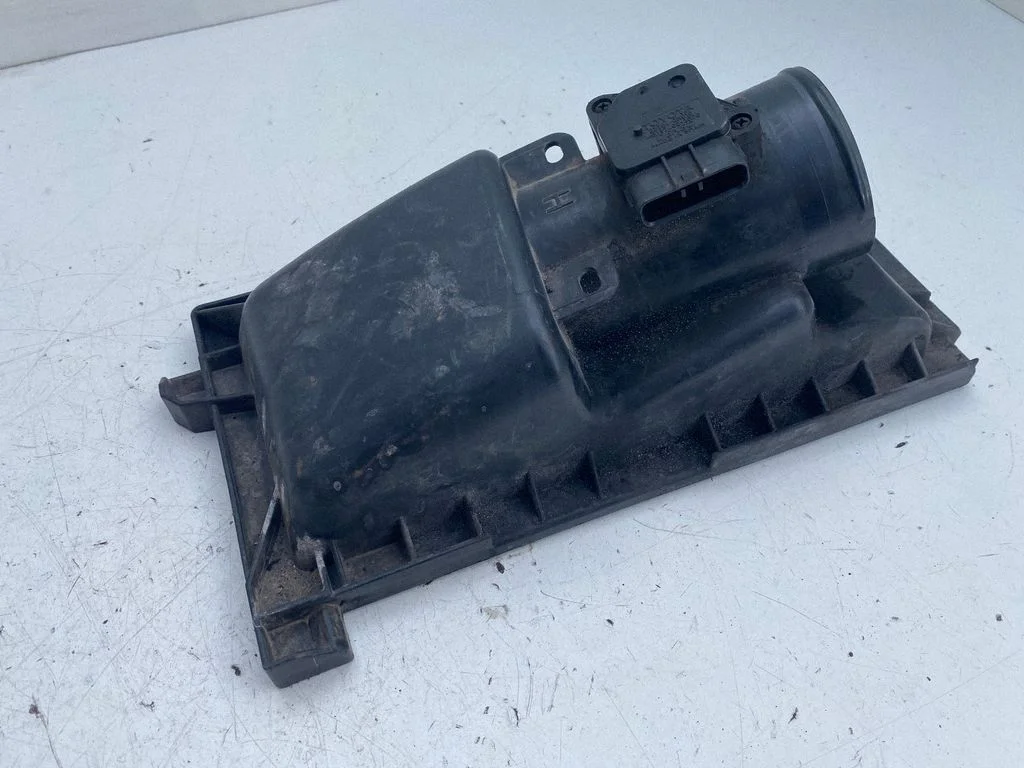 Air filter box cover – Toyota Avensis T250 (2006-2009)