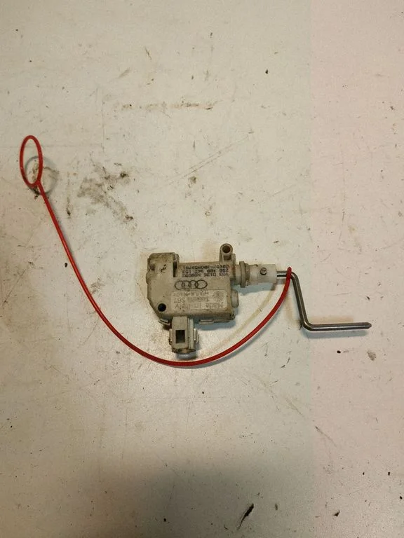 Fuel tank cap lock 4B9362153