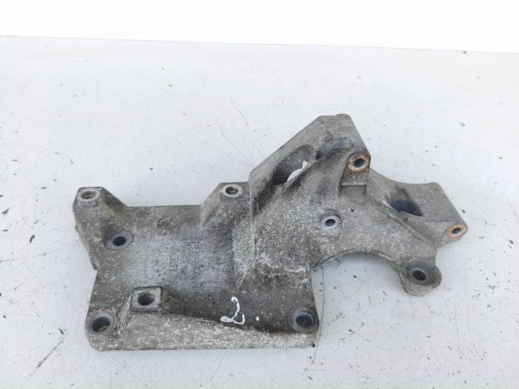 Generator/alternator bracket – Volkswagen Polo IV 9N3 (2005-2009)