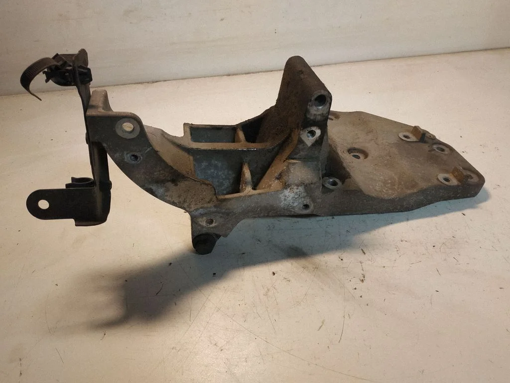 Ģeneratora kronšteins 11910EB300