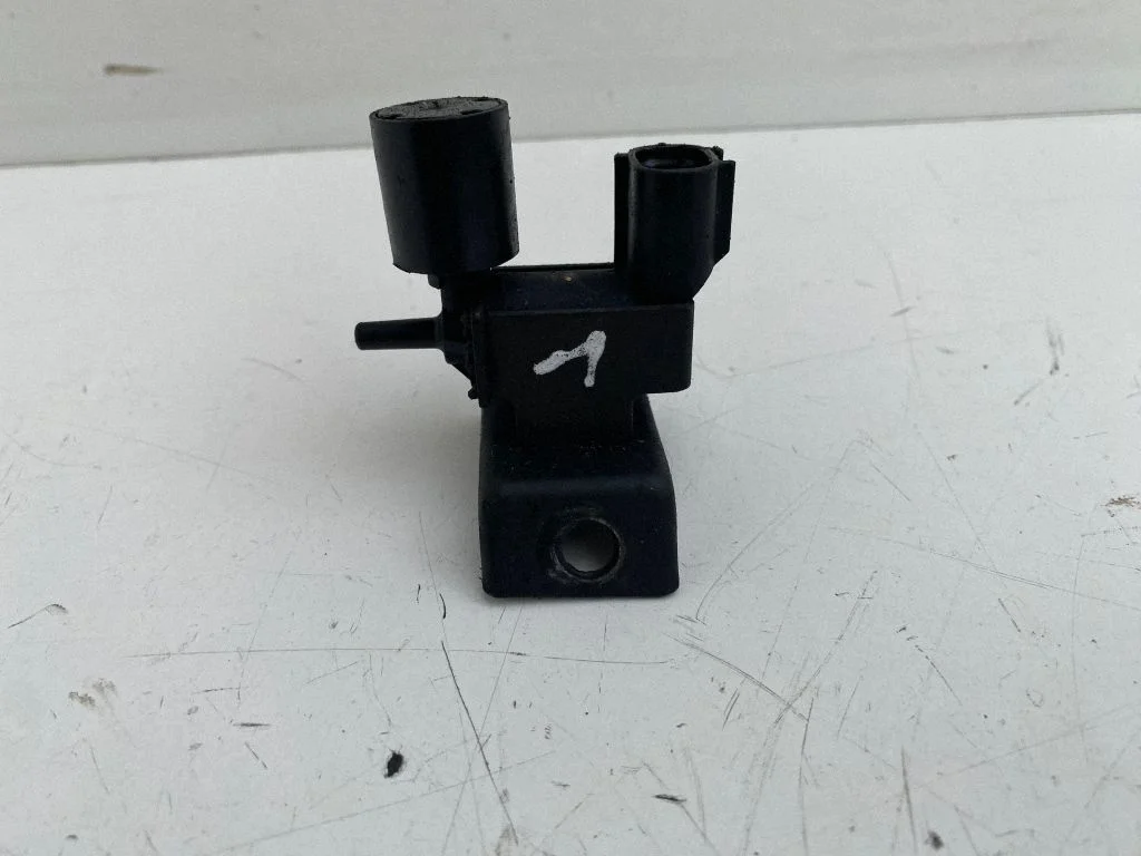 Vacuum valve – Toyota Corolla Verso E121 (2001-2004)